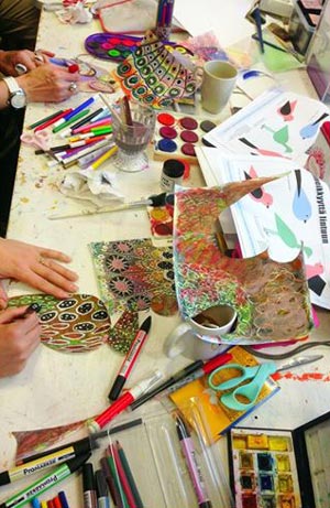 Birds of Happiness workshop by Peony and Parakeet. Teaching art journaling. Photo by Askartelu Amalia