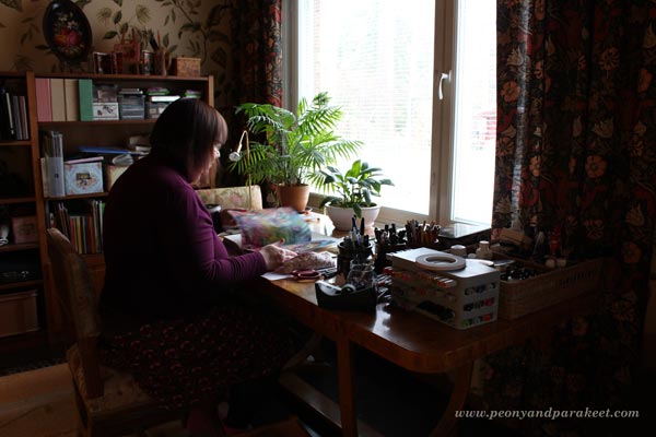 Paivi from Peony and Parakeet browsing art journals.