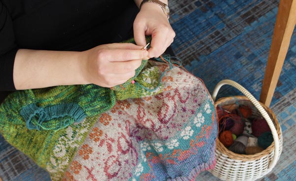 Knitting a sweater. All together, pattern by Joji Locatelli.